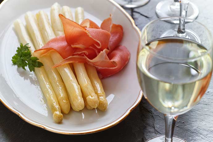 Spargel und Wein