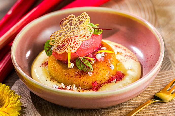 In Tangerine-Gin getränkter Savarin mit zartschmelzendem Rhabarbersorbet auf warmem Schokoladen-Espuma