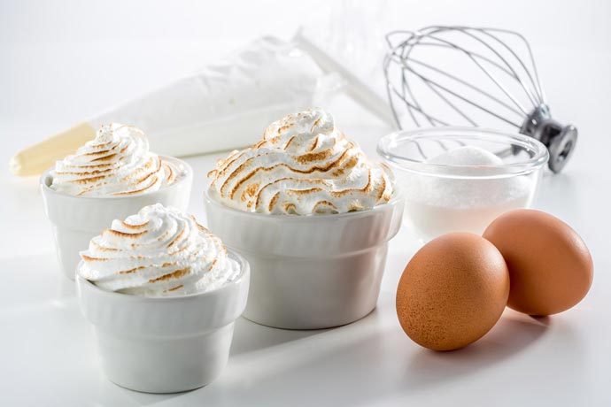 Baiser Meringue, Schaumgebäck, das mit Eiklar und einer Prise Salz steifgeschlagen sowie mit Puderzucker untermengt und dann gebacken wird