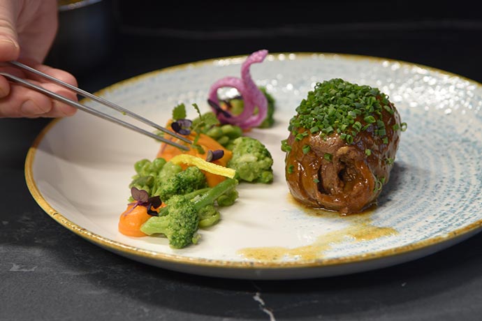 Lukas Eversmeier zeigt Anrichtetechniken für einen dekorativen Teller