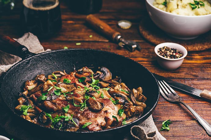 Alpine Küche mit gusseisernen Pfannen