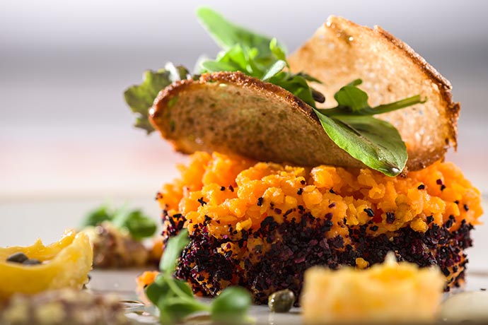 Tatar von Karotte mit Onsenei und Kürbiskern